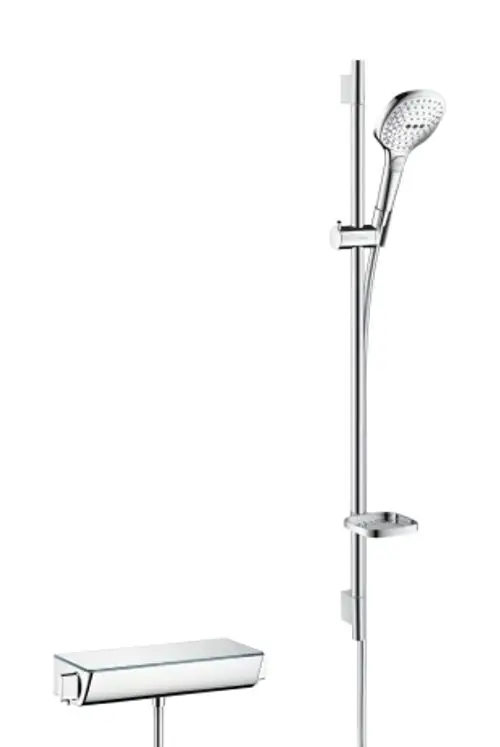 Brausesystem von Hansgrohe mit einer Duschstange, Handbrause und Thermostat. Hauptsächlich in Chrom gehalten, an der Wand montiert, mit einer Ablage für Duschutensilien.